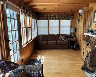 Make memories at this Big Chetac Lake Cottage - Birchwood - Sala de estar