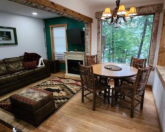 Birch Suite at Colden Lodge A Cozy Private 1Br Suite With Hot Tub on Lake Flower - Saranac Lake - Dining room