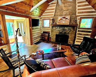 Fayette Springs--Creek House--Enjoy this Spacious Cottage! - Farmington - Sala de estar
