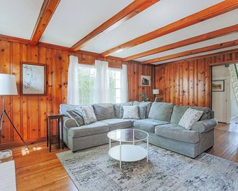 Afton Farmhouse - Mountain Views off Route 151 - Afton - Living room