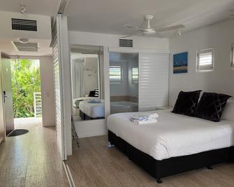 Oasis Rooftop Spa Apartment - Noosa Heads - Bedroom