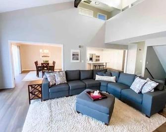 Newly Remodeled in Pistakee Bay on the Chain O' Lakes - McHenry - Wohnzimmer