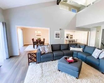 Newly Remodeled in Pistakee Bay on the Chain O' Lakes - McHenry - Obývací pokoj