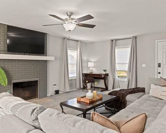 Orion Home Conveniently Located Near Great Lakes Crossing Mall and I-75 Freeway - Orion Township - Living room