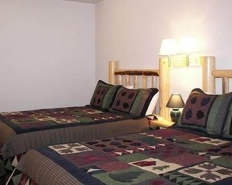 Yellowstone Park Riverfront Cabins - Gardiner - Bedroom