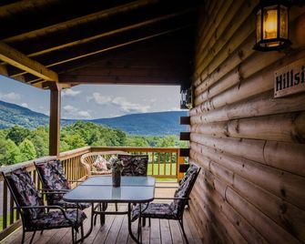 Majestic Cabin - King Bed - No Cleaning Fee! - Davis - Balcony