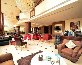 Dancenter Luxury Millennia Near King Abdulaziz Historical Center - Riyadh - Lobby