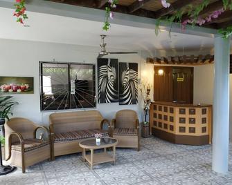 Hotel Sisters Inn - Moalboal - Recepción