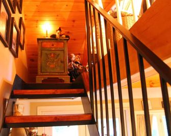Gorgeous cozy cottage besides a bustling stream, surrounded by gorgeous greenery - Orangeville - Stairs