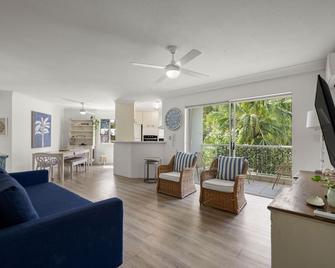 Cosy Central Burleigh Getaway - Burleigh Heads - Living room