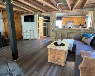Cozy Cabin surrounded by nature-minutes away from Annapolis Royal! - Annapolis Royal - Вітальня