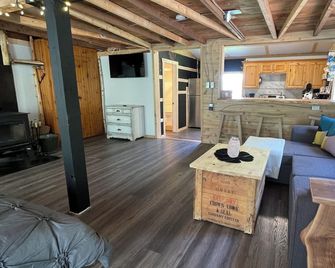 Cozy Cabin surrounded by nature-minutes away from Annapolis Royal! - Annapolis Royal - Obývací pokoj
