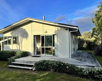 Cosy cottage with fantastic views of Ruapehu - National Park Village - Будівля