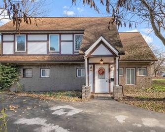 E. Rochester Darling - Sleeps 6! - Pittsford - Edifício