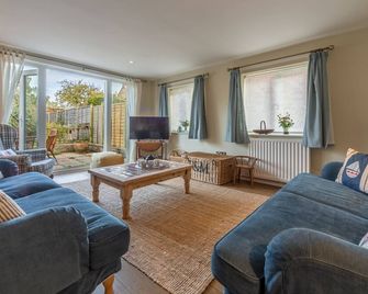 Betty's Cottage, Brancaster, Norfolk - Brancaster - Living room