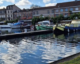 Tiny house facing the Toul marina - Toul - Extérieur