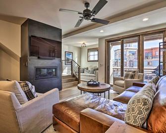 7 Mi to Copper Mountain Frisco Retreat with Hot Tub - Frisco - Living room