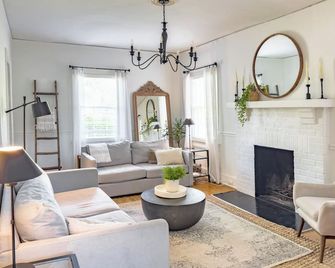 Colonial Gem: Walk to Dining & Park, Near Downtown! - Lynchburg - Living room