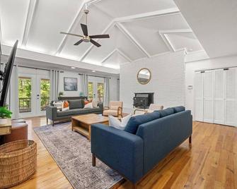 Picturesque Lakeside Luxury: Perfect Lush Getaway - Hampton - Sala de estar
