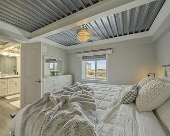 NEW! Cozy, private 2 bedroom apartment outfitted on 46 acres with views! - Castle Rock - Bedroom
