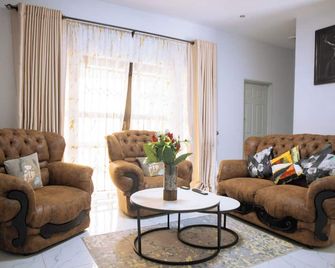 Luxury 3 Bedroom Self Catering Apartment- Masvingo - Masvingo - Sala de estar
