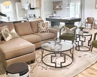 Charming Family Retreat Near Parks Fire Pit & Games - Decatur - Living room
