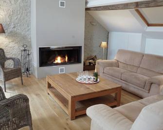 Character House With a Large Garden in a Quiet Area - Libin - Huiskamer