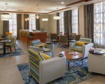 Hampton Inn & Suites Knoxville-Downtown - Knoxville - Sala d'estar