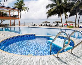 Tenack Beach Resort & Hotel - Benyin - Piscina