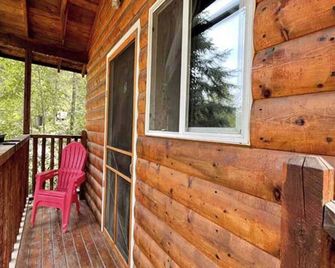 Pioneer Cabin no electric or linens - sleeps 5 Near Glacier NP - Hungry Horse - Balcony
