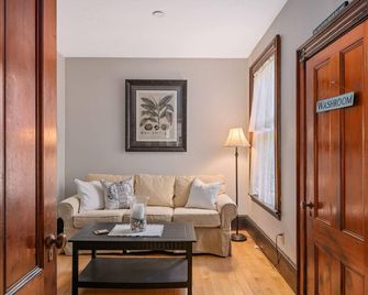 Experienced Host! Steps to Beach! 7BR Island Retreat w/ Firepit, Bikes, Porches - Long Island - Sala de estar