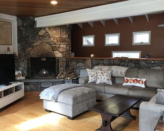 Book a vacation now to hike the white mountains on the numerous trails near by - Thornton - Living room
