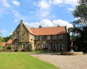 Manor House Hotel at Pinchinthorpe - Guisborough - Building