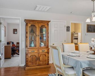Modern Bungalow Home with Mid-Century Flair - Springfield - Dining room