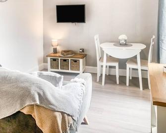 The Rosebery Retreat By The Castle 1-Bed Apartment - Inverness - Living room