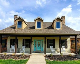 Modern Farmhouse Apartment, The Beehive - Wellsville - Budova