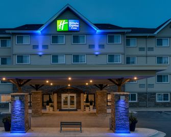 Holiday Inn Express & Suites Fredericton By IHG - Fredericton - Rakennus