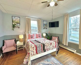 King Bed 2BR near the LaHave River and Trails - Bridgewater