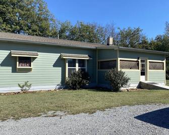 Cozy Ranch Home w/Spacious living/ kitchen, screened in porch - Atoka - Gebouw