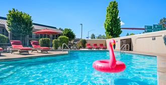 Red Lion Inn & Suites Deschutes River - Bend - Bend - Piscina