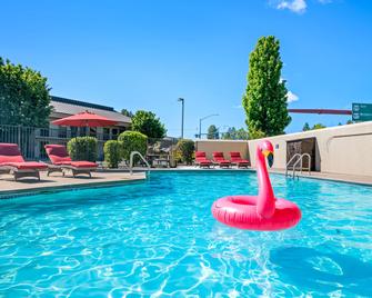 Red Lion Inn & Suites Deschutes River - Bend - Bend - Piscina