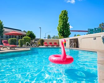 Red Lion Inn & Suites Deschutes River - Bend - Bend - Piscina
