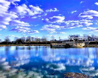 Boardwalk- large modern unit with King bed fast WIFI free coffee and easy parking - Wilmington - Outdoors view