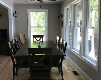 Tranquil Lake Esau Cottage, Presque Isle Harbor Area. Private Community - Presque Isle - Comedor