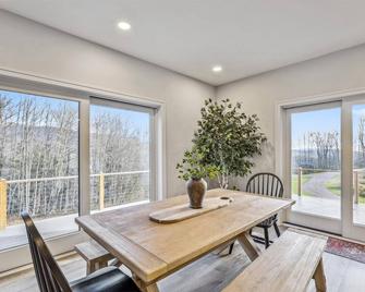 Hill House: 3 br w/ fireplace, a/c, hot tub, deck, firepit & garage! - Waterbury - Essbereich