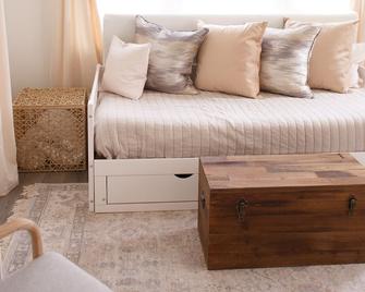The Tiny House 2kingbds Quaint Retreat Or Campus - Norman - Living room
