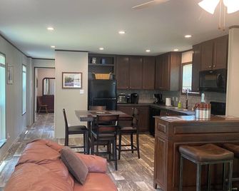 New Cozy 1 Bedroom/Bath HomeOnly 5 Minutes To Granbury’s Historic Square/Lake - 格蘭伯里 - 廚房