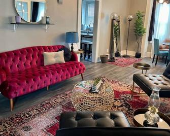 Cozy vintage getaway minutes from downtown - Lincoln - Living room