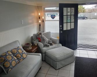 Seawatch Inn at the Landing - Murrells Inlet - Living room