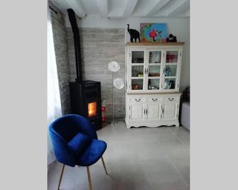 petite maison de ville toute équipée - Château-Renard